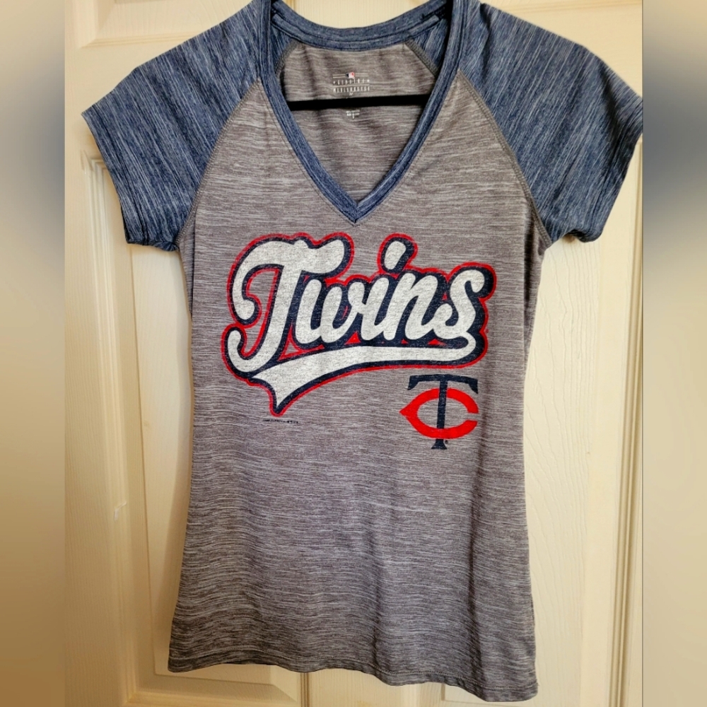 Ladies Minnesota Twins shirt- small